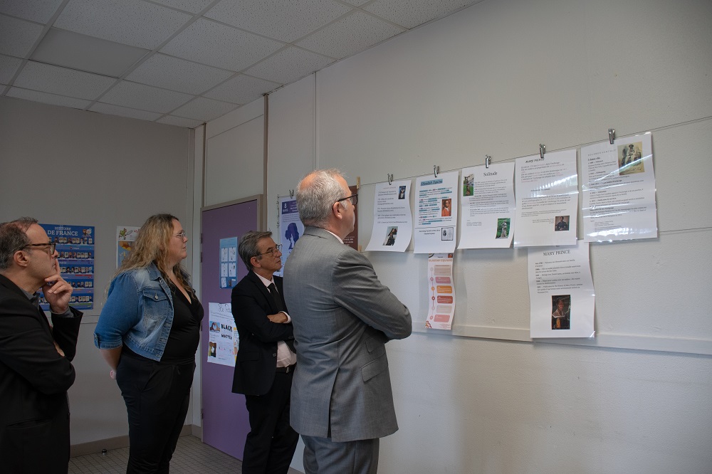 Prefet65's tweet photo. #Mémoire 🕊 | Le #préfet65 remercie les élèves du collège Paul Éluard mobilisés pour rendre hommage aux victimes de l'#esclavage. Ces échanges nous rappellent l’importance du devoir de mémoire et du #combat mené durant cette période. https://t.co/WCLbit5buD