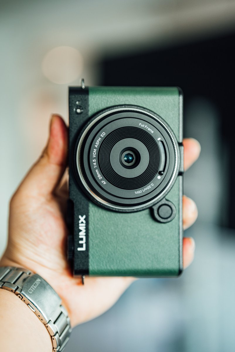 ViltroxOfficial's tweet photo. AF 28mm F4.5 Chip is a tiny full-frame prime lens. 
With a simple slide, the 「body cap」 transforms into a lens. Slide it back to close, minimizing dust and dirt while eliminating concerns about losing the lens cap.