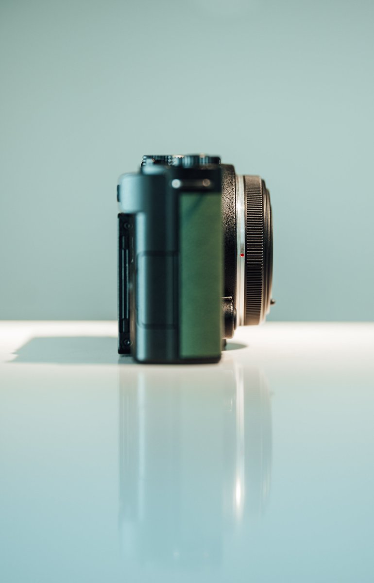ViltroxOfficial's tweet photo. AF 28mm F4.5 Chip is a tiny full-frame prime lens. 
With a simple slide, the 「body cap」 transforms into a lens. Slide it back to close, minimizing dust and dirt while eliminating concerns about losing the lens cap.