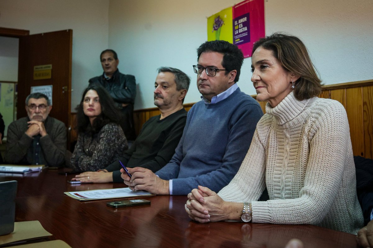 pebarrero's tweet photo. Ayuso vuelve a llegar tarde. El @psoe_m  ya advirtió que la ampliación de la #Línea11 del Metro debía servir para conectar Las Águilas, Maestra Justa Freire y la Operación Campamento. Hoy el trazado elegido hacia Cuatro Vientos hace aguas por un informe de Defensa. Si hubieran escuchado a vecinos y alegaciones, no estaríamos perdiendo años. https://t.co/i5pv47pUme
