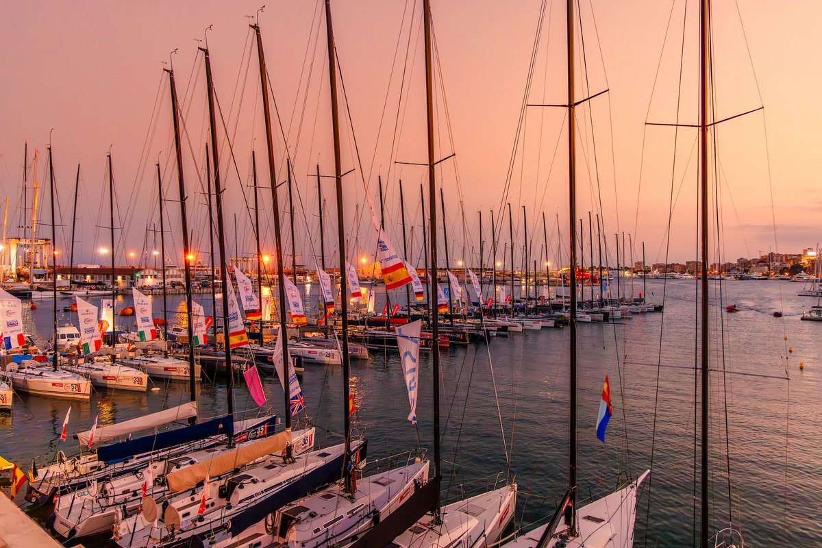 CopaReyMAPFRE's tweet photo. La Copa del Rey Mapfre supera el centenar de inscritos

Ayer, lunes 15 de junio, finalizó el plazo de inscripción para la 44ª edición de la Copa del Rey Mapfre. Una vez más, la regata más importante del Mediterráneo ha cumplido las previsiones de participación, conformando seis clases altamente competitivas y superando ya el centenar de equipos inscritos, que representan a cerca de una veintena de países.

Del martes 4 al sábado 8 de agosto, los equipos competirán por cada milla y cada manga programada en busca de los títulos de campeones de la 44 Copa del Rey Mapfre.

Manu Fraga, director del Real Club Náutico de Palma, destacó: “Volver a superar la cifra de los cien inscritos es un éxito que demuestra la fortaleza y el prestigio de la Copa del Rey Mapfre. Contar con seis clases muy competitivas, con una elevada participación en cada una de ellas y una gran representación internacional, es el resultado del intenso trabajo que realiza diariamente todo el comité organizador desde que finaliza la edición anterior”.

“Además, el hecho de que el Campeonato del Mundo de ORC se haya celebrado hace apenas un mes en Italia nos motiva aún más para que la Copa del Rey Mapfre se convierta en una auténtica reválida mundialista, ya que tres de los cuatro campeones del mundo estarán presentes en la bahía de Palma para enfrentarse a una potente flota española que no participó en la cita mundialista italiana”, añadió Fraga.

- Cinco grandes actos sociales en ocho días
Además de su intenso programa deportivo y de competición, la 44ª edición de la Copa del Rey Mapfre contará con una destacada agenda social que arrancará el sábado 1 de agosto con la presentación oficial y el ya tradicional corte de cinta en la Sala Magna del Real Club Náutico de Palma, acto que simboliza el inicio oficial de la regata.

El domingo 2 de agosto tendrá lugar una de las principales novedades de esta edición: el estreno del documental Cáscara de Nuez, dirigido por Miguel Ángel Tobías. La producción narra la experiencia de trece personas —once de ellas sin experiencia previa en navegación y que ni siquiera se conocían entre sí— que completaron una travesía de 3.700 millas a través del océano Atlántico.

La proyección se celebrará a las 20:30 horas en la terraza principal del club, sobre la gran pantalla del escenario, de nueve metros de ancho por tres de alto y con tecnología 4K.

El lunes 3 será el turno del tradicional cóctel de bienvenida para armadores, patrocinadores, invitados y medios de comunicación, que se celebrará en el incomparable marco de los jardines del Hotel de Mar Gran Meliá, con la bahía de Palma como telón de fondo.

El jueves 6  se celebrará el ya clásico Cóctel de Blanco by Mapfre, que tendrá lugar en la terraza y la piscina del Real Club Náutico de Palma. La velada contará con un concierto en directo, manteniendo la tradición de desvelar en el último momento la identidad del artista o grupo invitado.

Finalmente, el sábado 8 de agosto tendrá lugar la ceremonia de entrega de premios de esta 44ª edición. Una vez más, el Palacio de la Almudaina será el escenario de este solemne acto, que estará presidido por el Rey Don Felipe

#MasQueUnaRegata