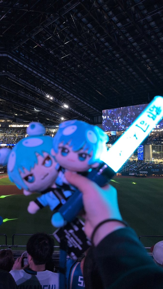 Ren_kinoko0628's tweet photo. #推し活写メコン 
北海道住みで、遠征にも行けないため、他界隈の推し活と一緒にお写真撮りました！！チームカラーと推しの色が水色系統なのでいいなと思って撮った写真です！ https://t.co/HjJuOaN9Bs