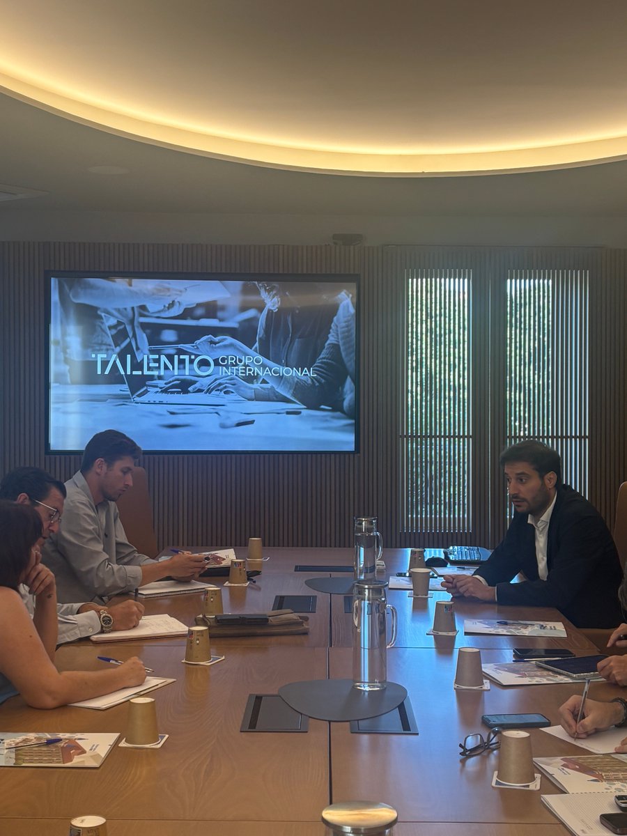 FAEBurgos's tweet photo. Hoy, en colaboración con Talento Grupo Internacional, en @FAEBurgos  hemos celebrado una jornada sobre la incorporación de profesionales de terceros países, como respuesta a la escasez de mano de obra.

Una alternativa real, legal y con garantías.

#FAEsiempreatulado https://t.co/HbS2gjfIOm