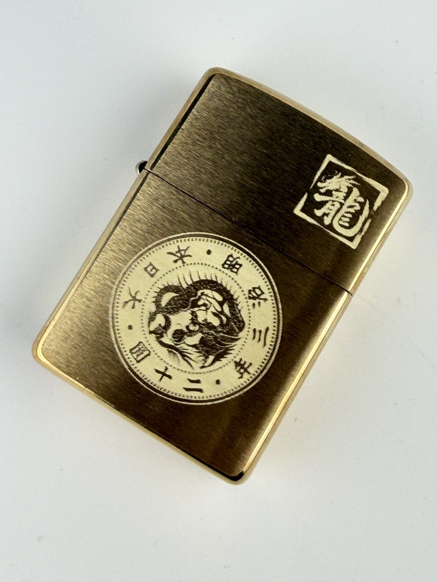 craftmangift's tweet photo. 高級感あふれる真鍮ボディに刻まれた、格式高い一品です🇯🇵
経年変化で味わいが増す、コレクターズアイテムとしても最高の風合い🔥
#Zippo #ジッポ #Zippoライター #菊紋 #家紋 #和風Zippo #ゴールドZippo #真鍮 #伝統デザイン #日本製 #ヴィンテージライター #高級ライター #コレクション #メンズ https://t.co/xt9ms7GcE3