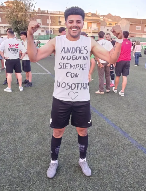 Nacional10x's tweet photo. La IMAGEN DE LA JORNADA la cede un @HafidRachik que quiso rendir homenaje a su amigo y ex compañero ANDRÉS NOGUERA.

Camiseta memorando a un gran profesional que ya no está entre nosotros pero cuya llama sigue viva y alentando a los leones!!

❤️❤️ https://t.co/vpBvBHVFeP