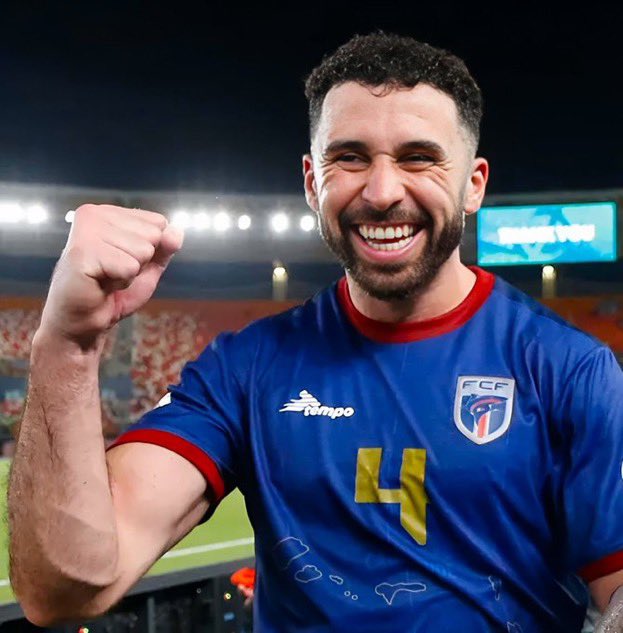 FrenchRapUS's tweet photo. 🚨 HISTOIRE FOLLE ! 

Le footballeur Roberto Lopes qui dispute actuellement la Coupe du Monde révèle qu'il a été recruté pour représenter le Cap-Vert 🇨🇻 via… LINKEDIN 😭

« J'ai cru que c'était un message spam et je n'y ai pas du tout prêté attention pendant un an. » https://t.co/cbkHJ9RBLU