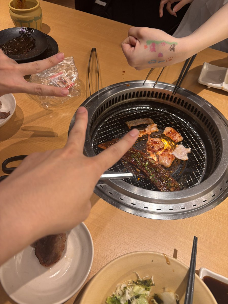 Invizisuth's tweet photo. あんてなとうさぎと飯。
あんてな初対面〜

@ANTENNAvl 
@U_sagisabu https://t.co/O5mNZJ9hZU