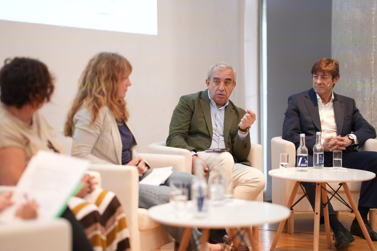 Fund_Elecnor's tweet photo. Nuestro director @jbsurroca participa en el Encuentro 'Ciudades por y para las personas’ organizado por @deia_eus en el que se debatió sobre cuestiones relacionadas con la evolución de las ciudades. https://t.co/CBRvJa9ADb