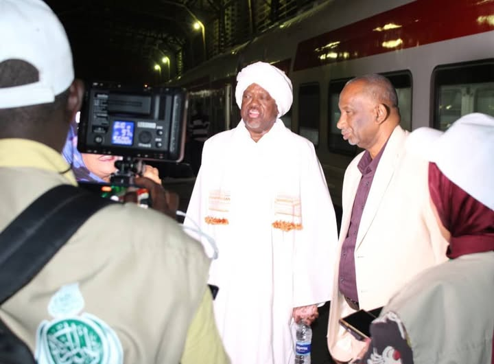 haj89268's tweet photo. The Hope Train arrived in Aswan carrying 1,200 Sudanese returnees, as voluntary return efforts continue through strong coordination between official bodies and national initiatives. 🇸🇩❤️
#VoluntaryReturn #Sudan #TrainOfHope #Aswan #ReturnOfSudanese #SudanRising https://t.co/R0NsXGiNOO