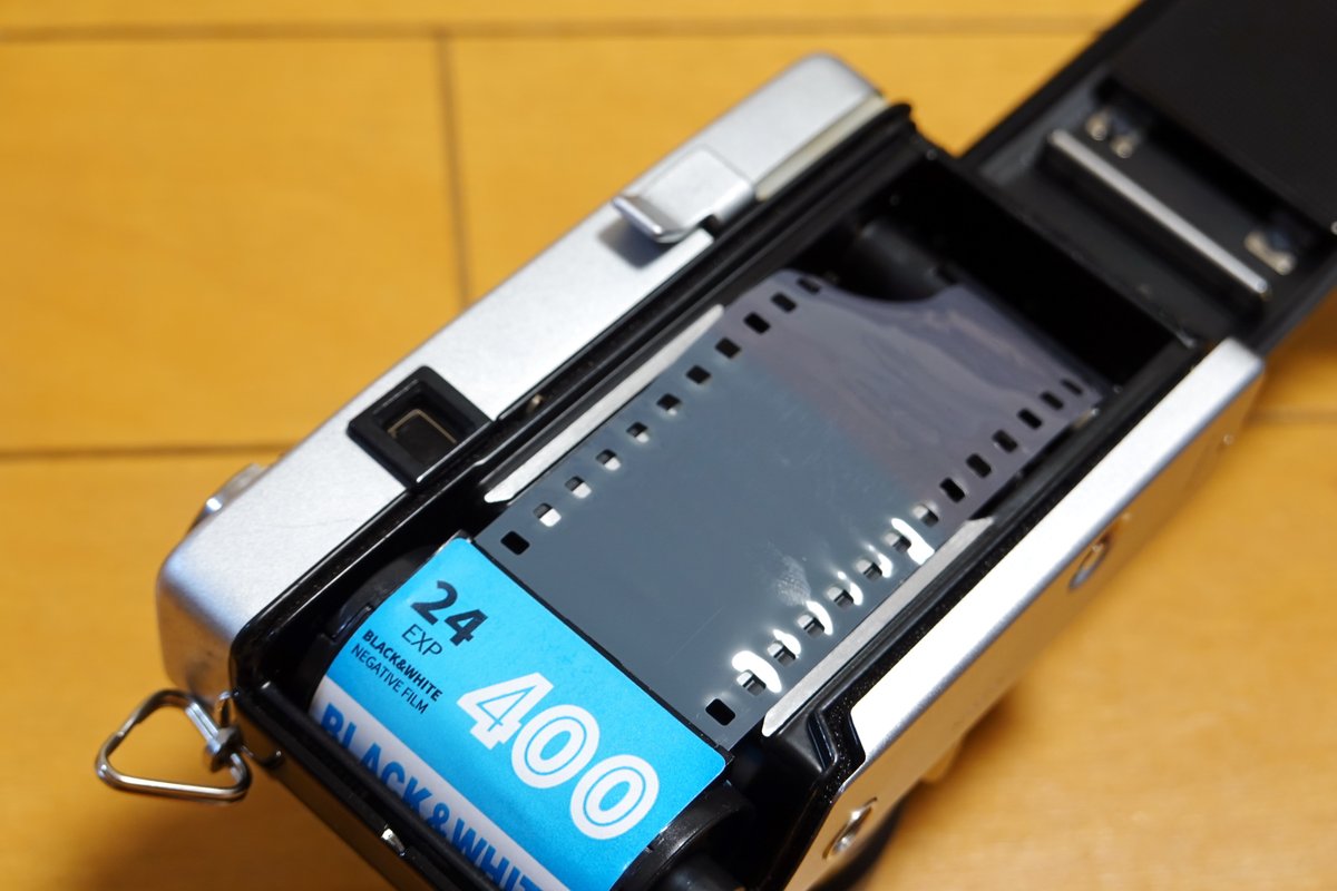 karutetto23's tweet photo. ゲームセンターの景品のタイトーの謎カメラ、
の中に入ってた謎フィルムをRepo-Sに再装填
PROCESS D-76のISO400である事しか分らんw
実行感度も全く分らん
ASA200と400のちょうど間にセットしといた
現像時間も分らんw
#フィルムカメラ #モノクロフィルム #repos
#ハーフカメラ https://t.co/DXngMrXHdY