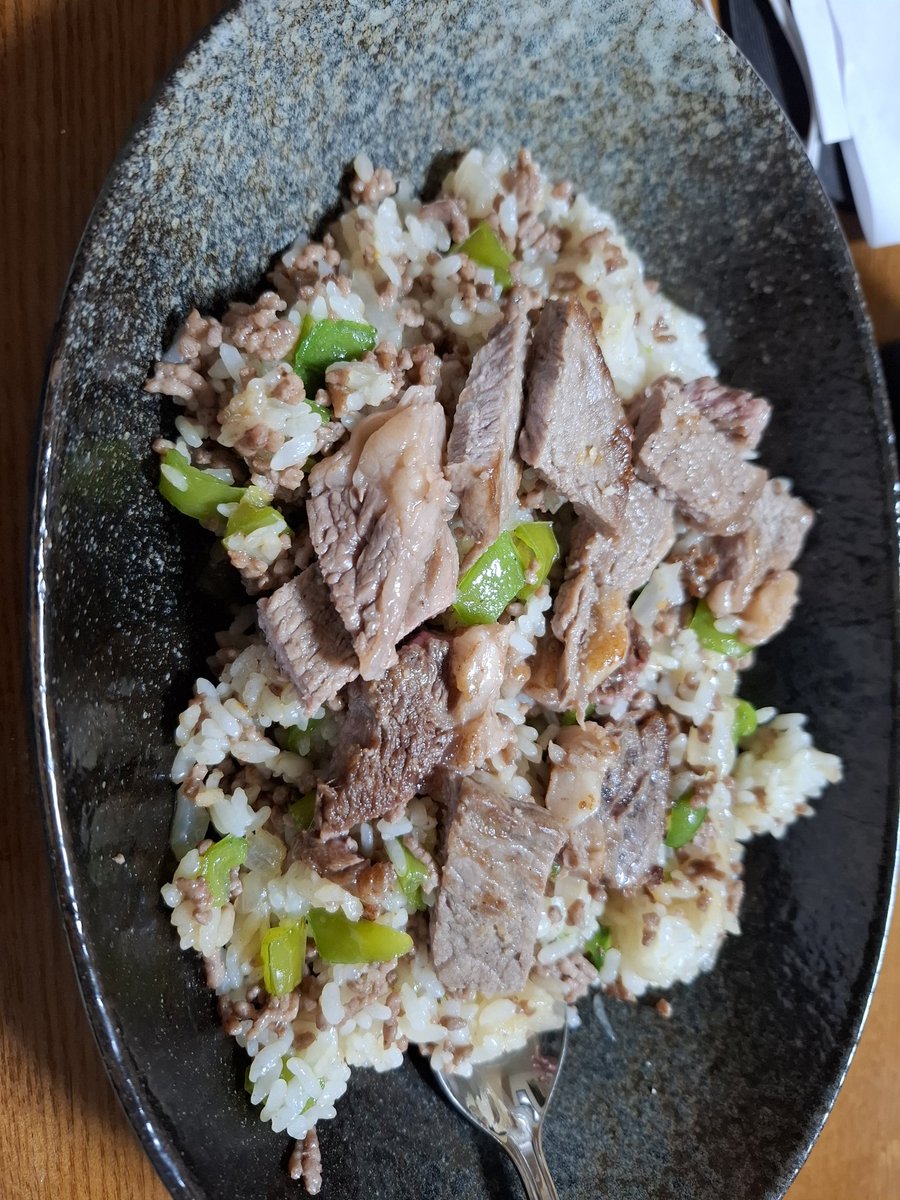 very_sbm's tweet photo. 夫のリクエストにお答えして久しぶりのやけくそクッキング　ステーキチャーハン https://t.co/SSLA6NzkVR