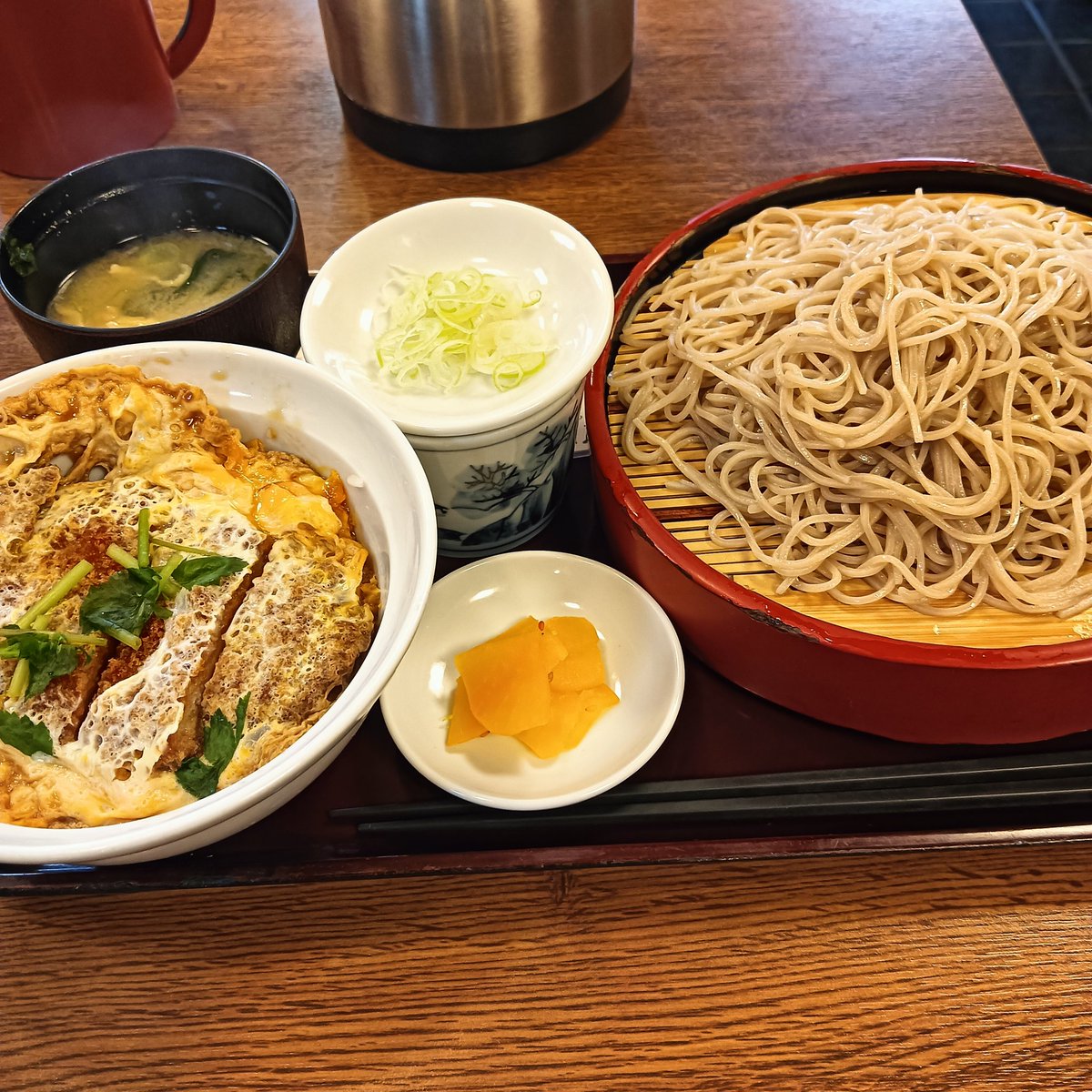 taka8850's tweet photo. そば處 幅田屋
両国のそば屋がすごい。
カツ丼＋そば（大盛り無料）で980円。
値上げの時代に1000円以下とは…。財布に優しすぎる。
味も満足。こういう店には長く続いてほしい。
#両国 #ランチ #そば #コスパランチ https://t.co/FmTwVNv9iI