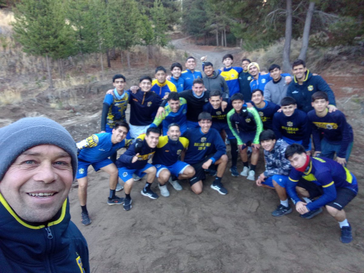 Belgranodesquel's tweet photo. Primera, Quinta y algunos de Sexta se ponen a punto en el arenal.
El prof Romero dirige los trabajos. 
Vamos Belgrano 💪 https://t.co/Fntwixrcfi
