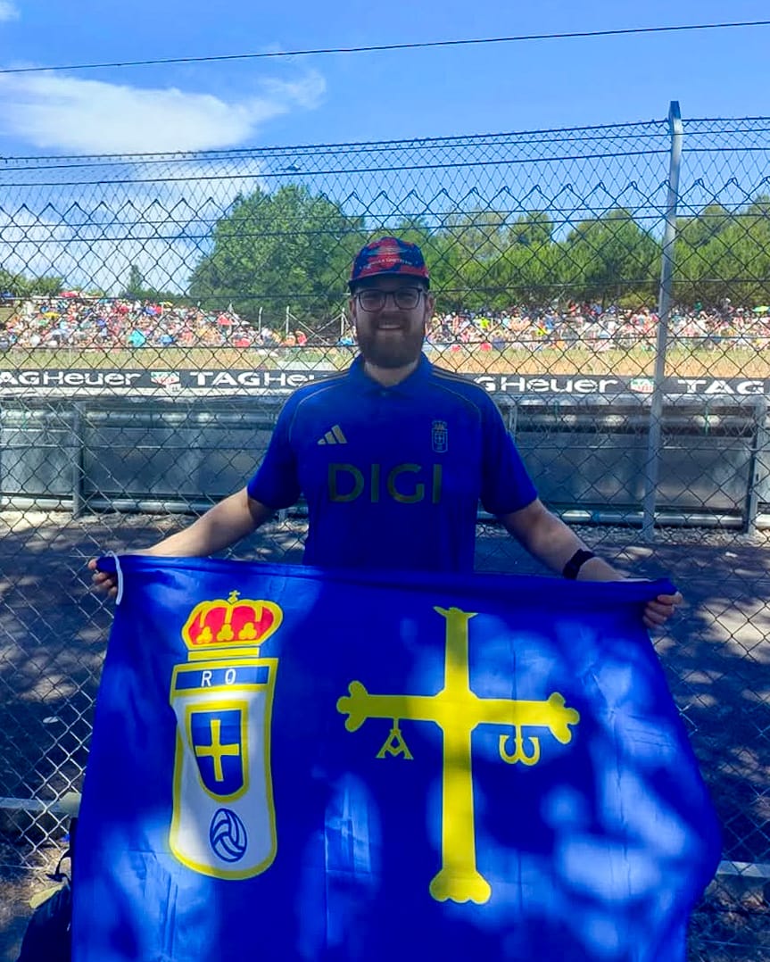RealOviedo's tweet photo. Montmeló teñido de azul 🏎‍🏁

¡Orgullo oviedista y asturiano allá donde vayamos! 💙

#RealOviedo 🔵⚪️ https://t.co/5JRBlknqdp