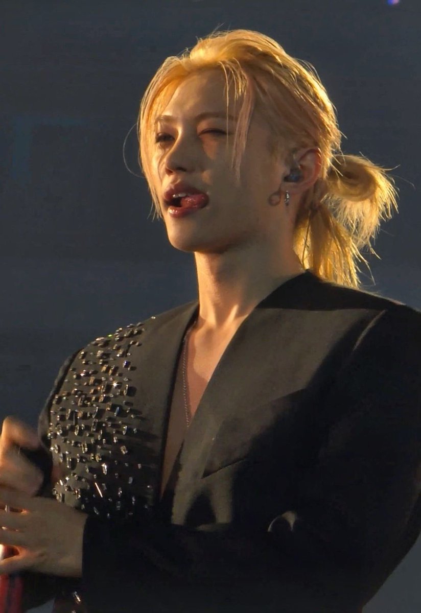 becauselixie's tweet photo. the tongue thing https://t.co/dw8VdM7ZC0