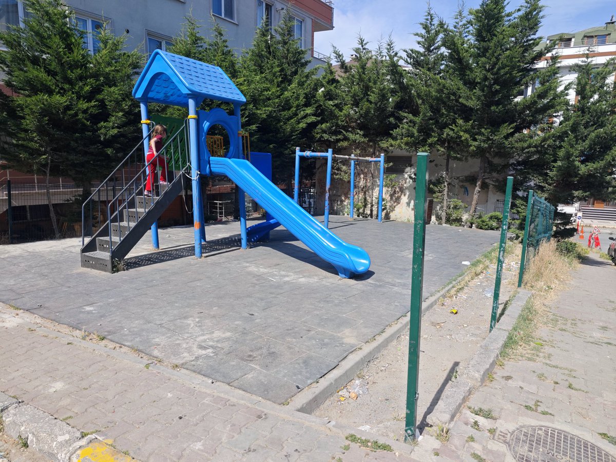 ReisTR53's tweet photo. Sayın @beylikduzubeltr çocuklarımızın oynayabileceği tek alan burası ama etrafı çöplük içinde. Zaten bir kaydırak bir salıncak var, onun da salıncakları yok! Çocuklara verdiğiniz değer bu kadar mı? Bu bakımsızlık ve ilgisizlik kabul edilemez. Lütfen ilgilenin. Yakuplu 60ve23.sok https://t.co/7zdVrgeucv