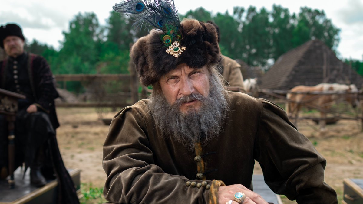 NetflixPL's tweet photo. Andrzej z pistoletem, ale to Jan Paweł ma wystrzałowy pomysł... Więcej w 3. sezonie „1670” już 5 sierpnia. https://t.co/gYnxV1IOlz