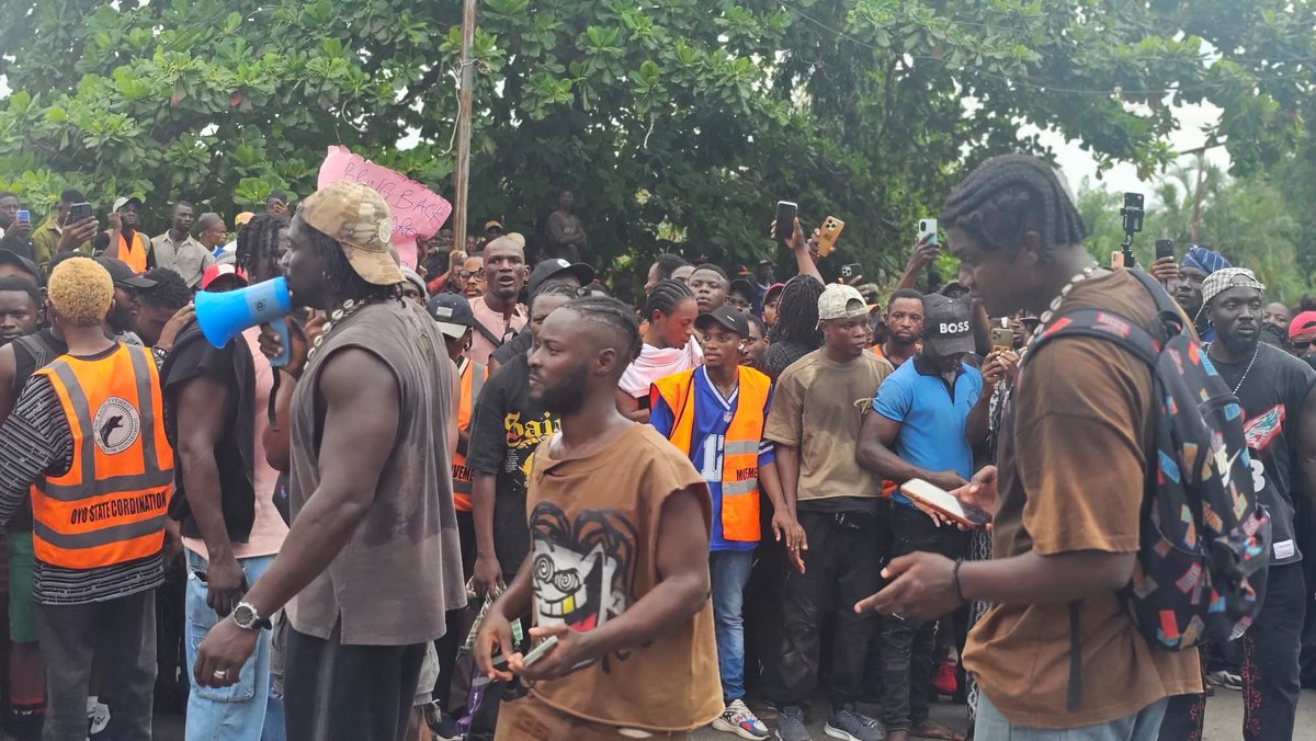 dammiedammie35's tweet photo. VeryDarkMan is currently infront of Oyo state government house along side thousands of other protesters demanding the release of the children abduct£d by band!ts https://t.co/nO9n1HGgTX
