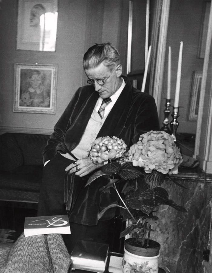 abbbooks's tweet photo. Bloomsday!!!
June 16 — a special, almost magical date, both in literature and in my life. I’m overwhelmed with emotion: joy, love, everything at once. Words just run out.
If not for James Joyce, what would any of this even be for?
CELEBRATING!!! HURRAY!!! https://t.co/2fVbhOSTur