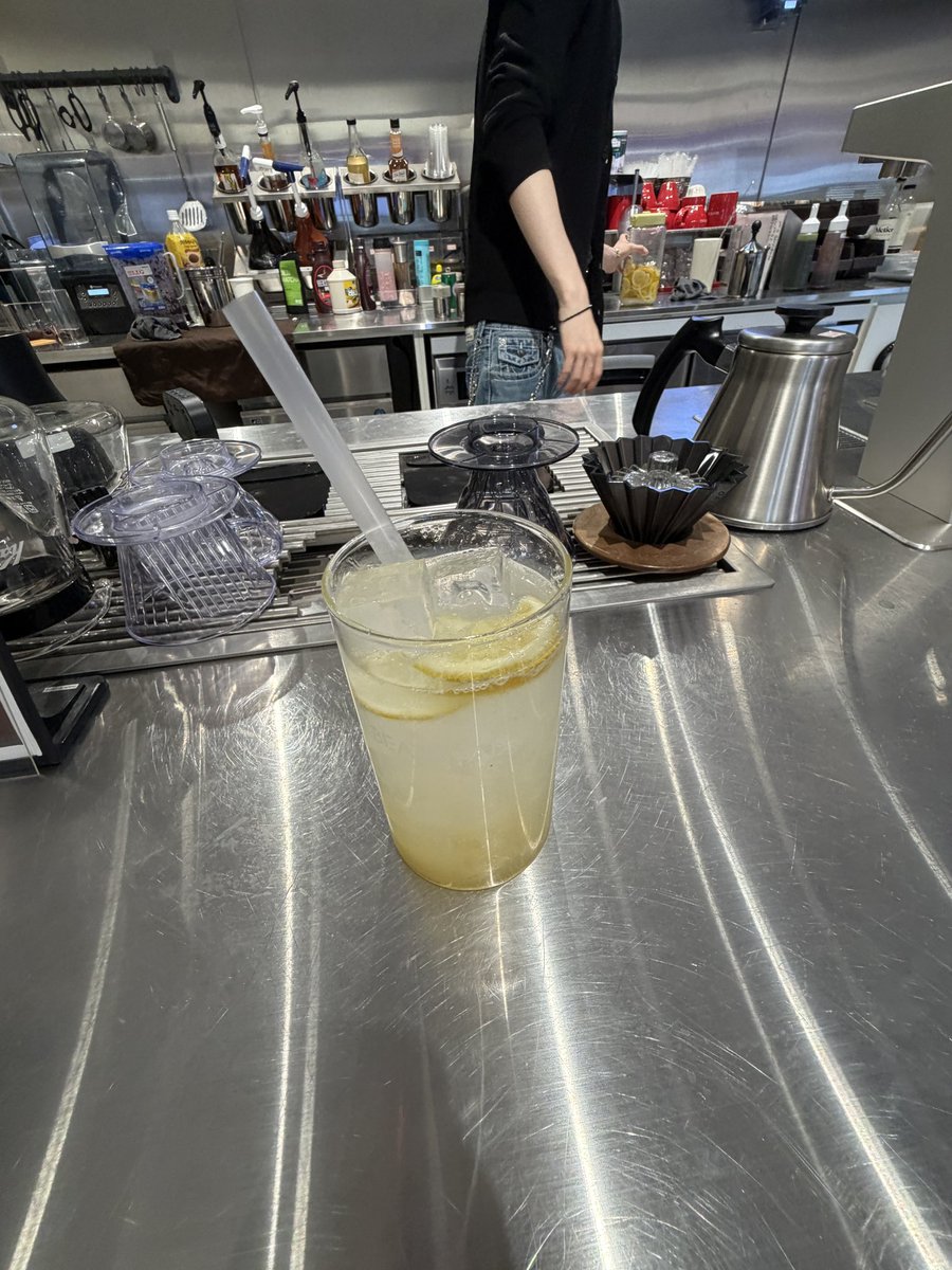 dro3owel's tweet photo. 今回私たちのアメリカ人が作ってくれたレモンソーダを飲んだんだけど、正直に🇰🇷で飲んだソーダの中で一番おいしかった😂😂👍🏼 https://t.co/D8aR49Cyty