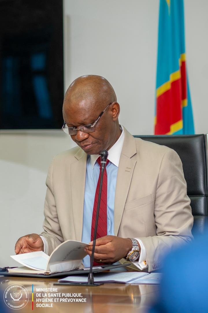MinSanteRDC's tweet photo. Le Ministre de la Santé Publique, Hygiène et Prévoyance Sociale, Dr Roger Samuel Kamba et le Ministre de la Communication et Médias, Patrick Muyaya, ont échangé à ce jour avec le Caucus des parlementaires de l’Ituri sur l’évolution de la maladie à virus Ebola.

Les discussions ont porté sur la situation de la riposte en Ituri, épicentre actuel de l’épidémie, ainsi que sur les préoccupations liées à la prise en charge des malades et au soutien des équipes de santé mobilisées sur le terrain.

Une mission est prévue prochainement à Bunia afin d’évaluer la situation, renforcer l’accompagnement des intervenants en première ligne et consolider les actions de riposte.