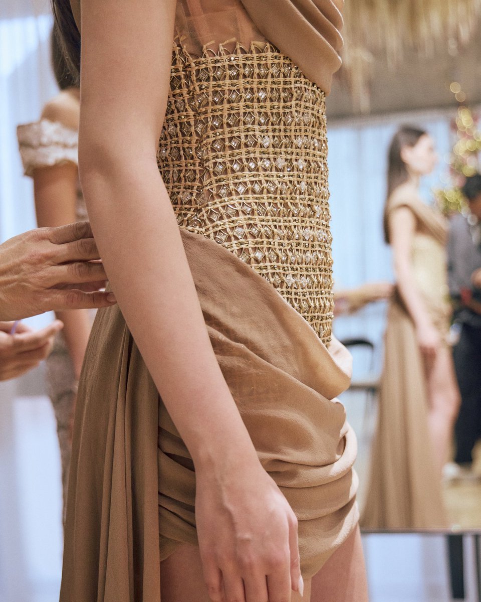 RamiKadi's tweet photo. A bronze sculptural grid corset embroidered with raffia and chunky crystals, layered with a short muslin overskirt and a flowing back train, capturing the lightness and movement of air.

Elementa SS26 | Air Eelement | Look 42

#RamiKadi #RamiKadiCouture #RKSS26 #RKElementa https://t.co/GOHRaiwdqL