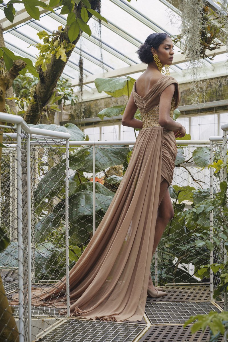 RamiKadi's tweet photo. A bronze sculptural grid corset embroidered with raffia and chunky crystals, layered with a short muslin overskirt and a flowing back train, capturing the lightness and movement of air.

Elementa SS26 | Air Eelement | Look 42

#RamiKadi #RamiKadiCouture #RKSS26 #RKElementa https://t.co/GOHRaiwdqL