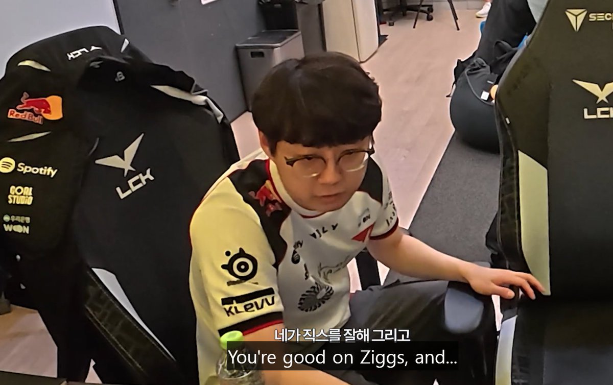 doranyang's tweet photo. 🐨 praise~!

👤: but ziggs, was so good! so good!  😄👍
👤: you're good on ziggs, and...
👤: 🐨 is a non-adc god (he's so real for this btw)

*camera pans to 🐨*
🐨: huh? https://t.co/pGCpg6Nbdj