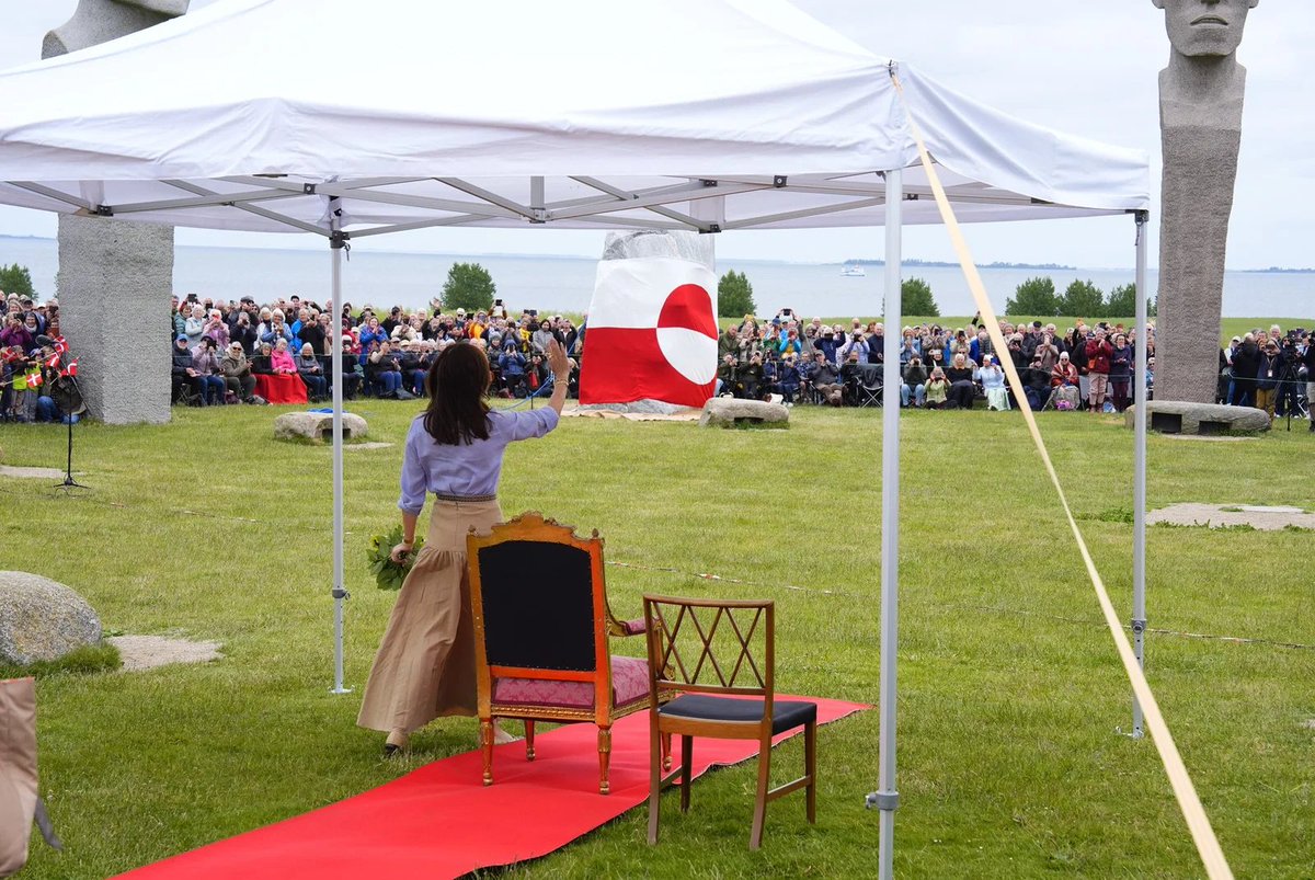 ChristinsQueens's tweet photo. Queen Mary arrived to unveil the 12th and final stone sculpture at Dodekalitten in Lolland.

 📸 Kaspar Wenstrup // Billed Bladet

▶️ https://t.co/FqOfk7AYiG https://t.co/UmslQTl8pR