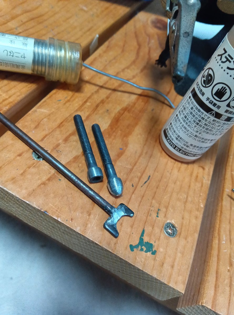 naeroled21's tweet photo. ヤフオクで買ったルガーMk１
ハンマーSPとプランジャーが欠品、リコイルSPガイドの溶接が外れた状態だったのを、鉄のネジをハンダ付けしたり削ったりしてプランジャーを自作、リコイルSPガイドもハンダ付けで接合。

バネを弱々にしたので空撃ちして遊べます✨

あとは、リアサイトを作らねば😅 https://t.co/CmkB7qpXVa
