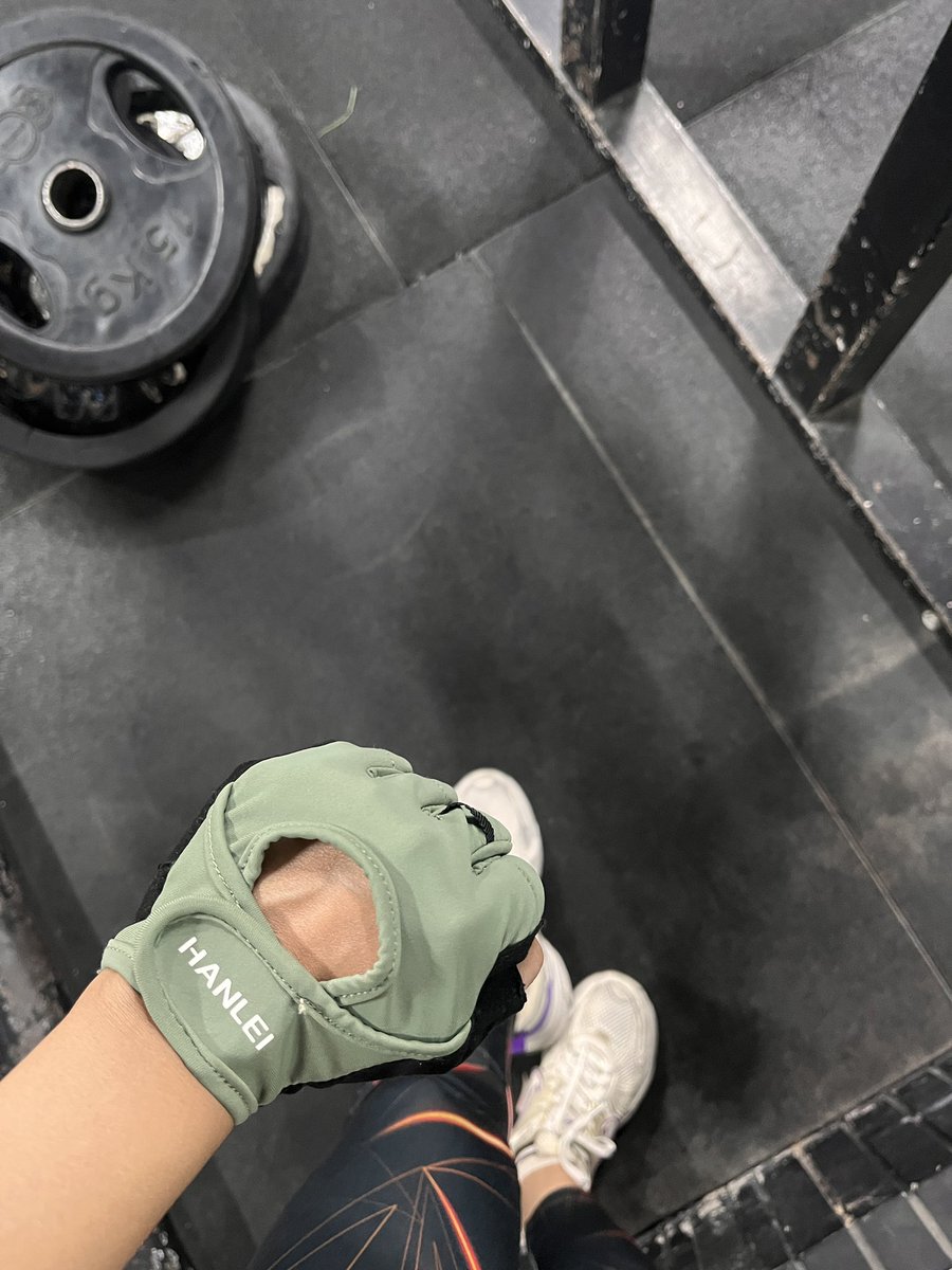 an___observer's tweet photo. بعد از تقریبا یک ماه باشگاه نرفتن 
امروز رفتم باشگاه
دو کیلو وزن کم کردم
۴۶کیلو شدم
دارم فنچی میشم😅🙃 https://t.co/cFcPO91N5w