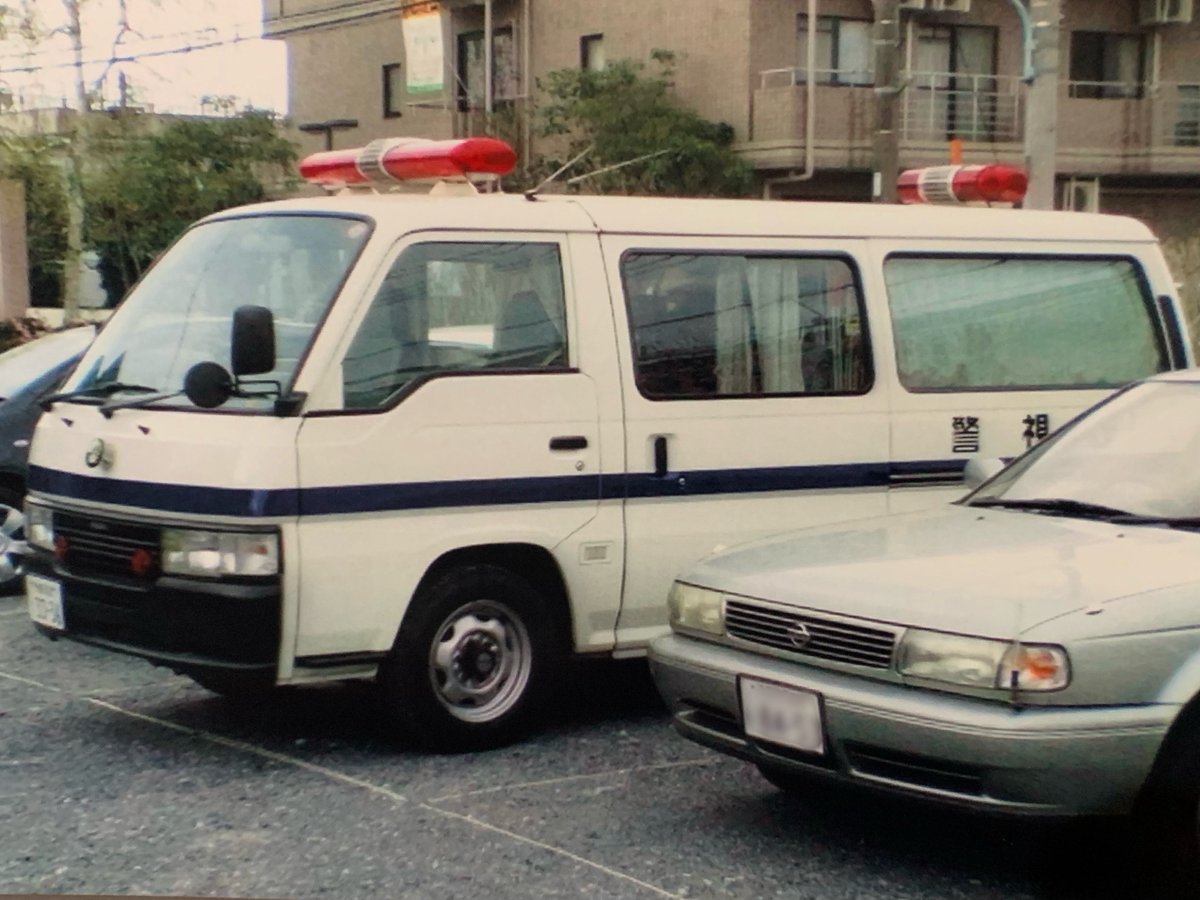 hemuhemu44's tweet photo. ちょっと昔の警視庁の青帯鑑識車。
（2枚目は警察犬搬送車） https://t.co/lRZHm61BkZ