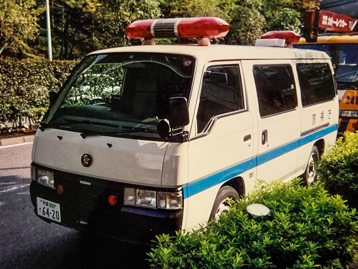hemuhemu44's tweet photo. ちょっと昔の警視庁の青帯鑑識車。
（2枚目は警察犬搬送車） https://t.co/lRZHm61BkZ