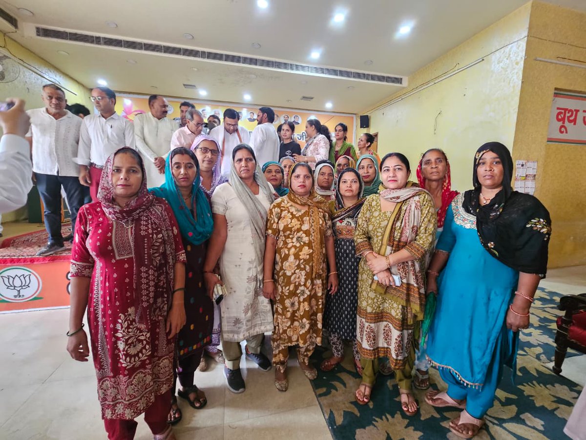 DeviSatisha's tweet photo. आज #महिला_टीम के साथ हमारी नवनियुक्त प्रदेश अध्यक्ष डॉ #अर्चना_गुप्ता जी के स्वागत के लिए जिला कार्यालय पहुंची। https://t.co/z67M6ObyZ0