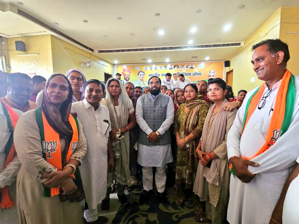 DeviSatisha's tweet photo. आज #महिला_टीम के साथ हमारी नवनियुक्त प्रदेश अध्यक्ष डॉ #अर्चना_गुप्ता जी के स्वागत के लिए जिला कार्यालय पहुंची। https://t.co/z67M6ObyZ0