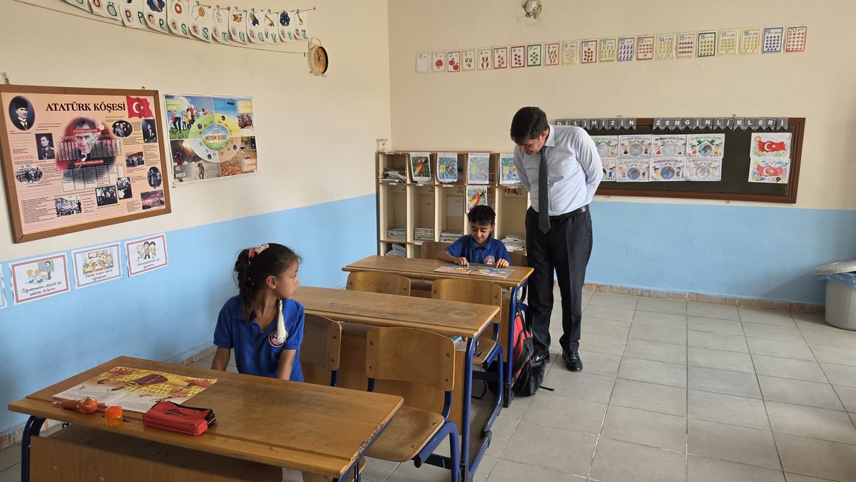 mardinilmem's tweet photo. İl Millî Eğitim Müdürümüz Sayın Ali Eyyüpkoca, Savur İlçe Millî Eğitim Müdürü Avni Şengül ile birlikte Savur Kırkdirek İlkokulunu ziyaret etti. 🏫

​Sınıflarda geleceğimizin teminatı öğrencilerimizle bir araya gelerek okuma etkinliklerine eşlik eden İl Müdürümüz, miniklerimizin eğitim heyecanına ve neşesine ortak oldu. ✨📚

@tcmeb 
@Yusuf__Tekin 
@tuncay_akkoyun 
@ali_eyyupkoca