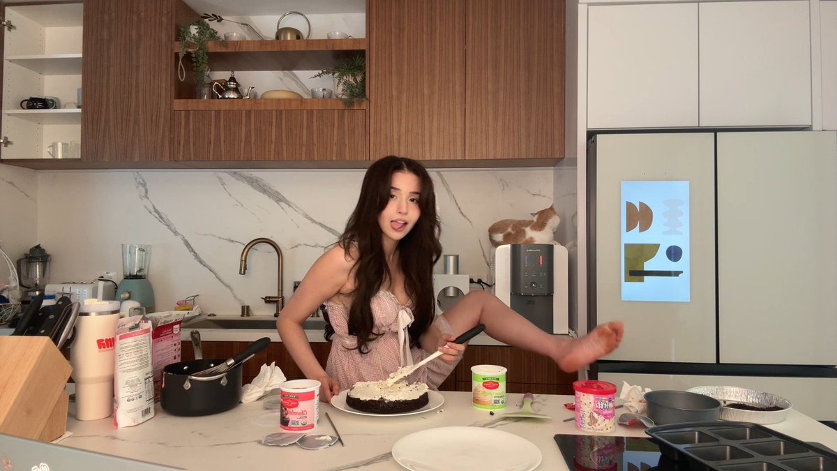 HelpingHandGoon's tweet photo. #Pokimane knows exactly how to treat her foot fans https://t.co/JaicMjdocC