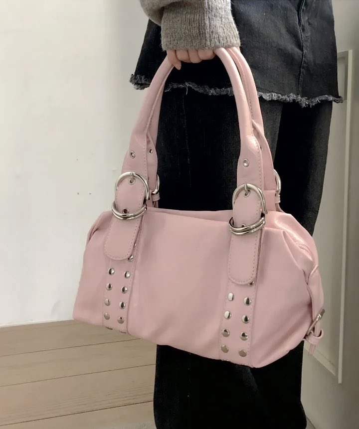 evinia_o's tweet photo. https://t.co/dtXe4SQyna

클룬 스터드 아일렛 버클 레더 숄더백 | 26,900

너무 귀여운데 힙한게 너무 이쁘잖아... https://t.co/FFbIazBZhS