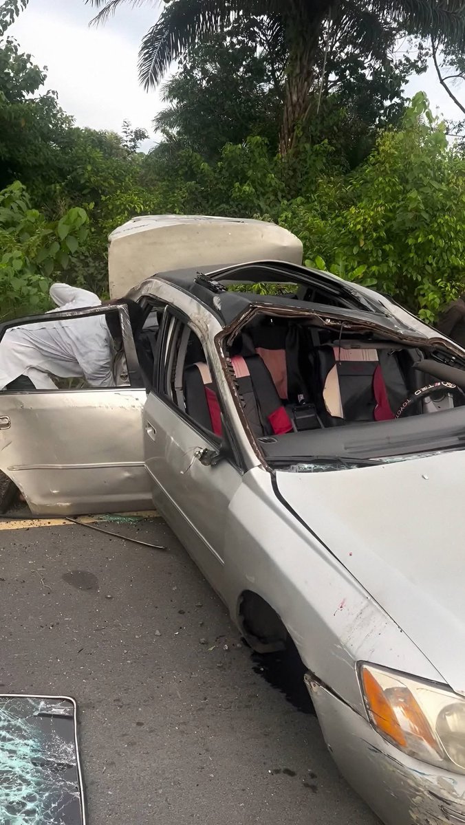 Ikwerre_Boy's tweet photo. Scene from an accident that occurred in Andoni, Rivers State has been shared by an event host, Kingsley Barango, after he and other passengers narrowly escaped death.

Barango was in the vehicle with others on his way to an event when the crash happened. 

He later took to social media to express gratitude, writing: "Thank you, Father, for yesterday."

He described the journey as part of his routine hustle, which could have ended in tragedy.

Fortunately, no lives were lost in the incident, and all occupants survived the crash.

Cc: NigerDelta Insider