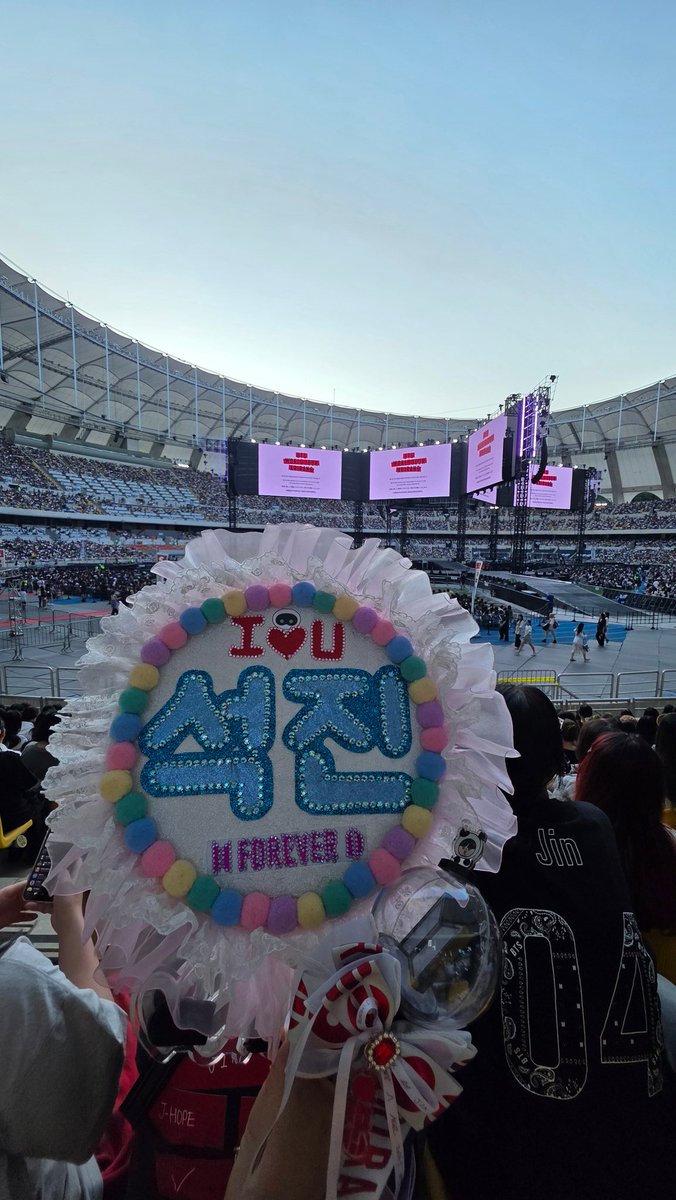 hs07mam's tweet photo. 나눔주신모든분들께 감사하고 대리구매 해주신 울님들에게도 너무 감사를 드립니다.콘서트 전까지는 너무 힘들었지만 시작 후 힘들었던것이 모두 날라가 있는힘것 소리치고 흔들며 놀아 또하나의 추억 가득한 콘서트가 되었네요.
같이 즐겨주신 주변아미님들 감사해요~ https://t.co/06JSzOUBzW