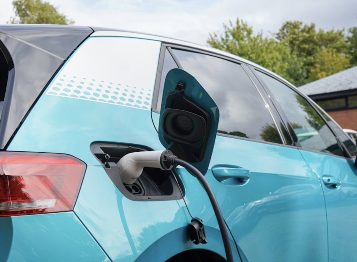 EducambienteTv's tweet photo. "L'automotive verso il 2035: previsioni, sfide, opportunità”: questo il  titolo del convegno promosso da Motus-E che si terrà oggi 16  giugno a Roma, con diretta streaming su Ansa partire dalle 16:30. https://t.co/WmWZuimbUG #MobilitàElettrica #TransizioneEnergetica https://t.co/LzPWO0Q076