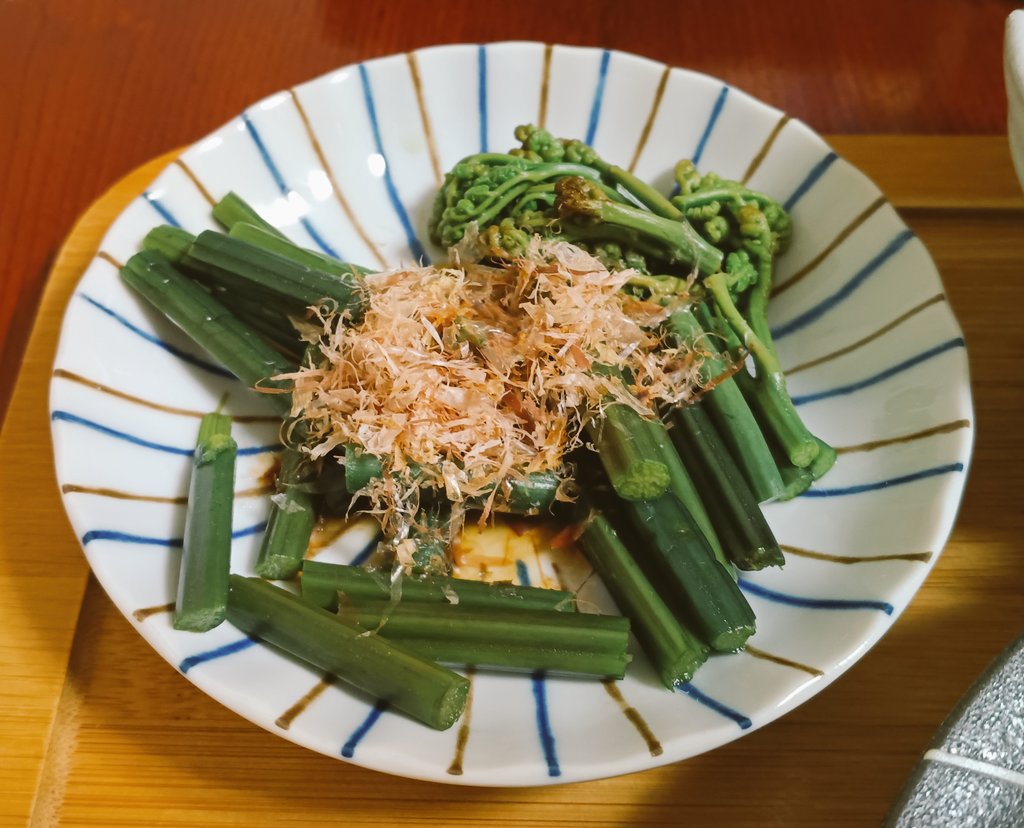 Mar9Tak's tweet photo. ウルトラマラソンでわらび畑の中を走ったためか、わらびが食べたくなり現地に行ってきました。近くの産直でも売っているけれど、此処はやっぱり西わらびが食べたいという事で買ってきたよ。やっぱり別格で美味い気がする。山で採ればと言う声も聞こえますが、熊の出る山に入るのはね〜 https://t.co/byBSxqUv65