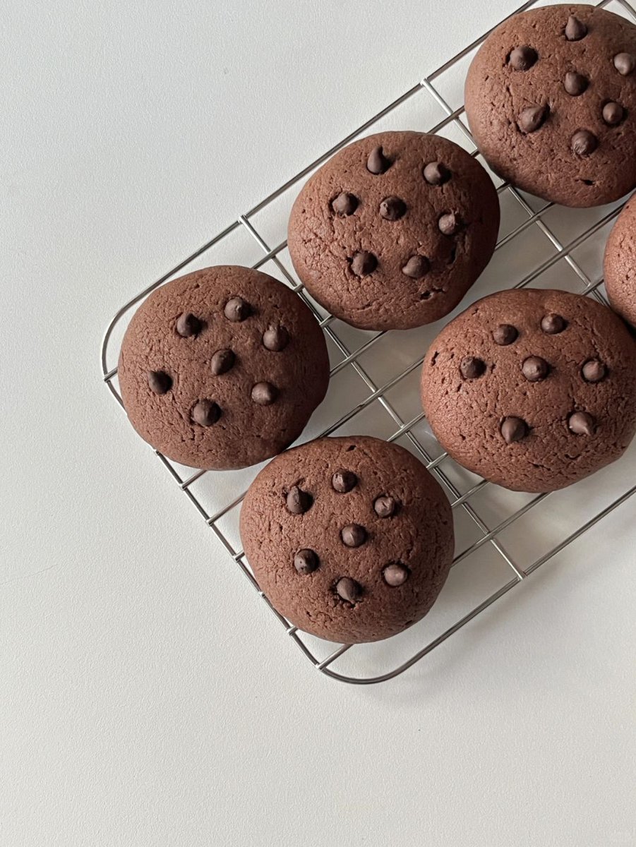 RocDre's tweet photo. Just had the most satisfying Sunday baking session—fresh chocolate chip cookies straight outta the oven, golden and gooey perfection.  Nothing beats the smell of warm treats filling the kitchen! https://t.co/5BGOsaieVX