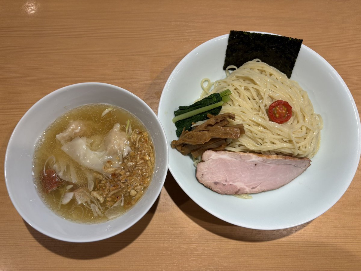 nabonayo2's tweet photo. ラーメン探訪『らぁ麺 すぎ本』青葉台
塩つけ麺(ワンタン2個)

動物系に魚介系が程良く効いたスープ､尖りの無い塩ダレとフライドオニオンが絶妙アシスト😋👌👍2種の焼豚に大振りな雲呑が激旨💯💯💯しなやかな平打ち麺の喉越しは秀逸🈵🌈流行りの昆布水では無くても矢張り美味い､ご馳走様でした🍜🙏🙇‍♀️ https://t.co/OZD4BoZzAL
