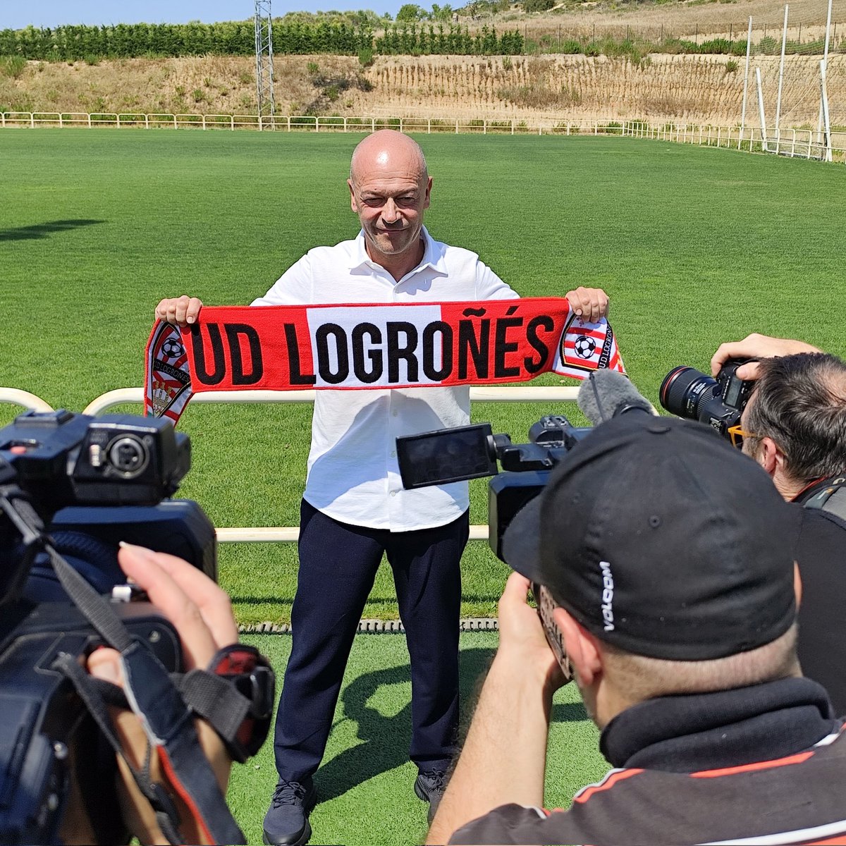 UDLogrones's tweet photo. ⚪🔴 Nuestro director deportivo, Juanan Pérez, ya presume de sus nuevos colores. https://t.co/HM6LglMLNT