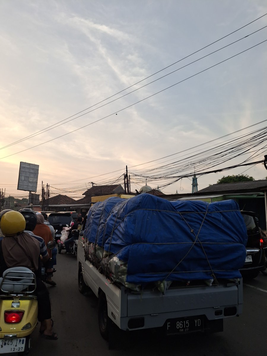RU_happynow's tweet photo. Antara aku, kendaraan dan kabel.

Di tempat kalian tiap sore macet gak sih? https://t.co/oOtvz0GaW1