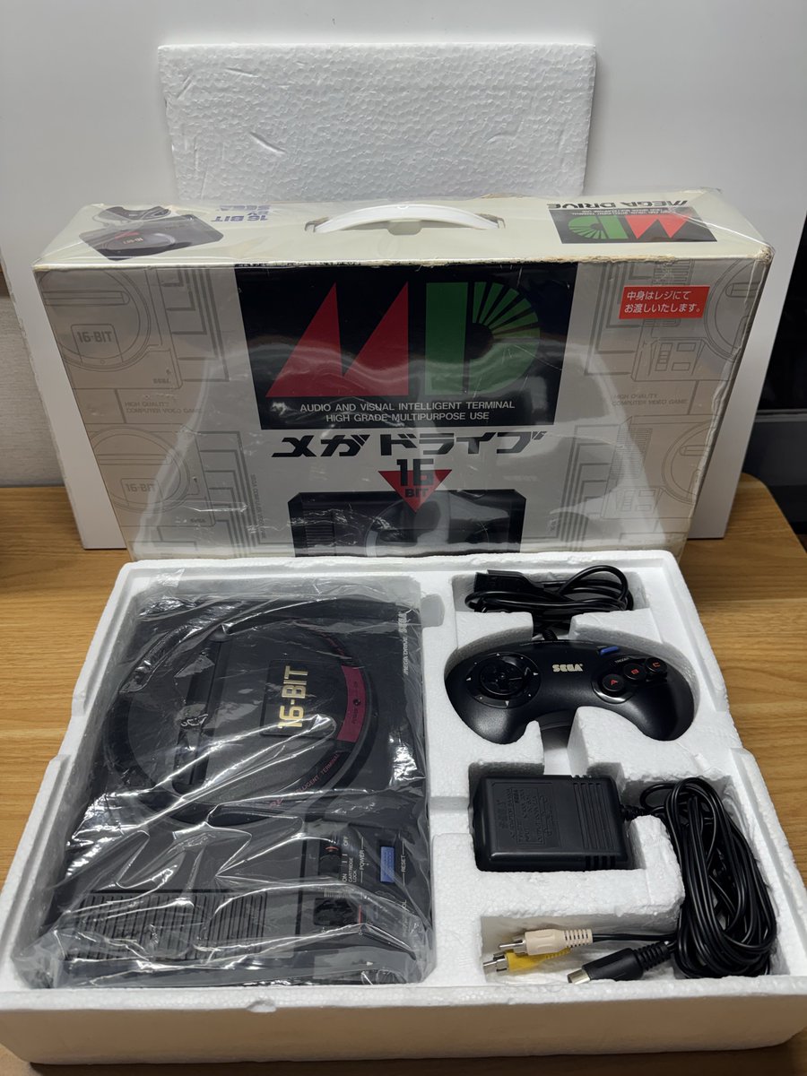 remomu0326's tweet photo. 本日、古本市場でのレトロゲーム購入品。

PC-FXソフト2本と3DOソフト5本。

あと外箱にはダメージがありますが、本体、コントローラーともに美品のメガドライブ本体も購入。

19日にハードオフ豊中小曽根店がグランドオープンするのが楽しみ。 https://t.co/2nLcWq8O55