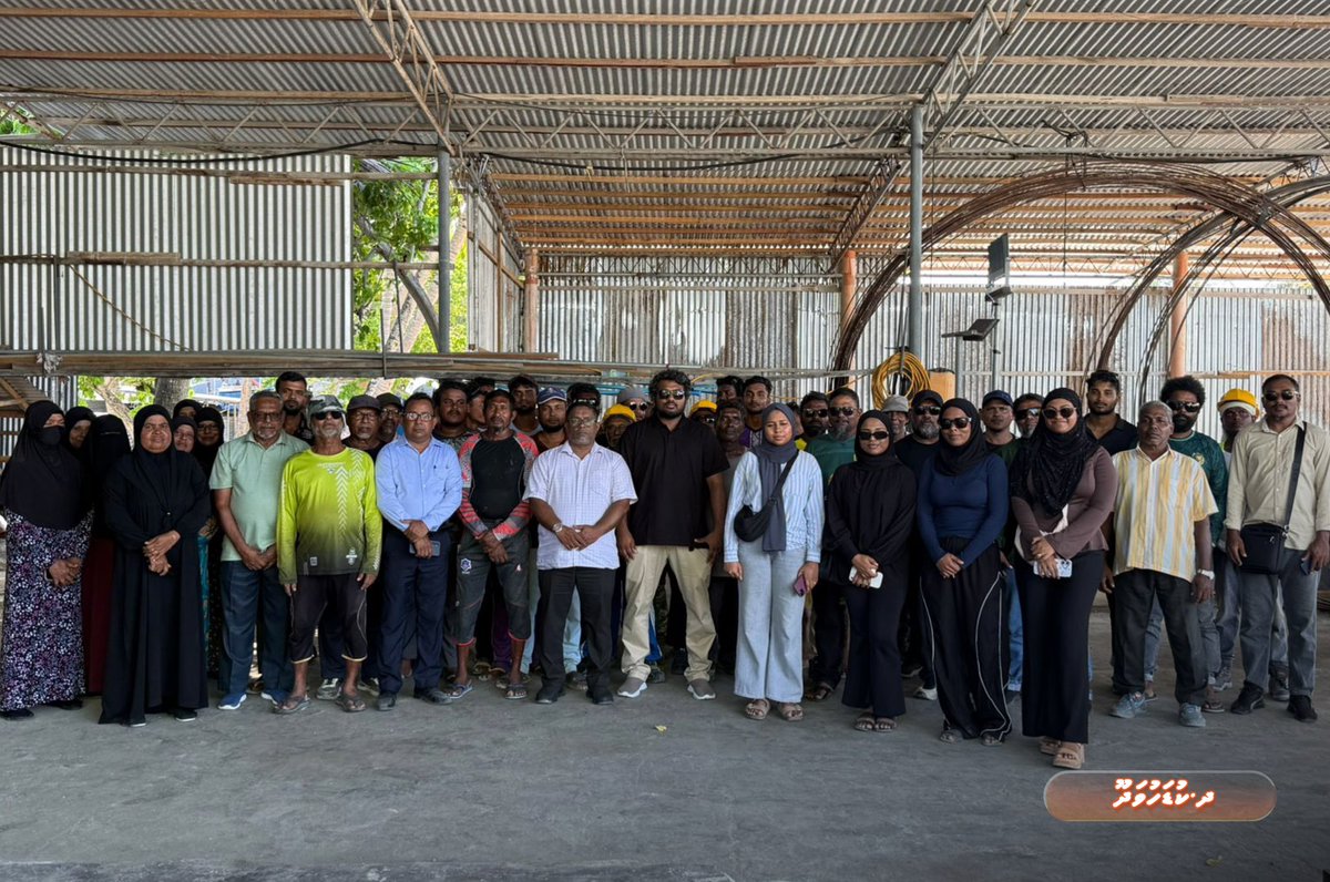 rdcmaldives's tweet photo. މި ކޯޕަރޭޝަނުން ދ. ކުޑަހުވަދޫގައި ކުރިއަށް ގެންދާ މަޝްރޫޢުތަކުގެ މަސައްކަތްތައް ބައްލަވާލެއްވުމަށް މެނޭޖިންގ ޑައިރެކްޓަރ އިބްރާހީމް ނަޡީމް އަދި އިސްވެރިން ކުރެއްވި ދަތުރުފުޅުގައި ދ. ކުޑަހުވަދޫ ސައިޓުގައި މަސައްކަތް ކުރާ މުވައްޒަފުންނާއި ބައްދަލު ކުރެއްވުމުގެ އިތުރުން ތާރު މެޝިން ބެހެއްޓިފައި ހުރި ސަރަހައްދަށް ވަޑައިގެން މަސައްކަތް ކުރިއަށްދާ ގޮތް ވަނީ ބައްލަވާލައްވާފައެވެ.

#TeamRDC