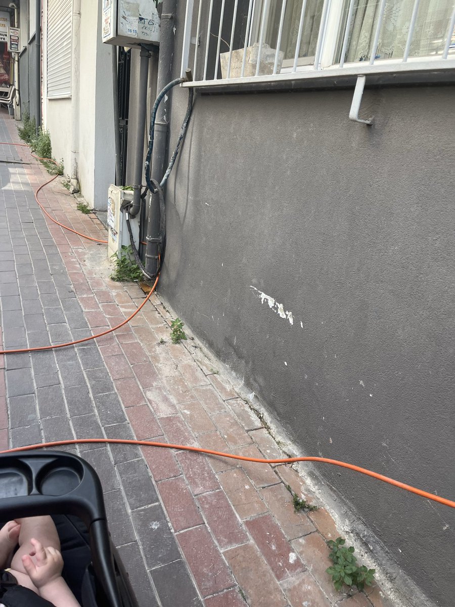 cisilursa's tweet photo. Hala daha yazmana rağmen bu şekilde resmen bebek arası ile geçiş yapamıyorum apartmanımın önünde hemen artık yeter ayıp yani #izmirrezil #izmir @izmirhim @izmirbld bir iş yapmıyorsunuz gerçekten bu gözle görünür durumda https://t.co/0zg4xNuBzu