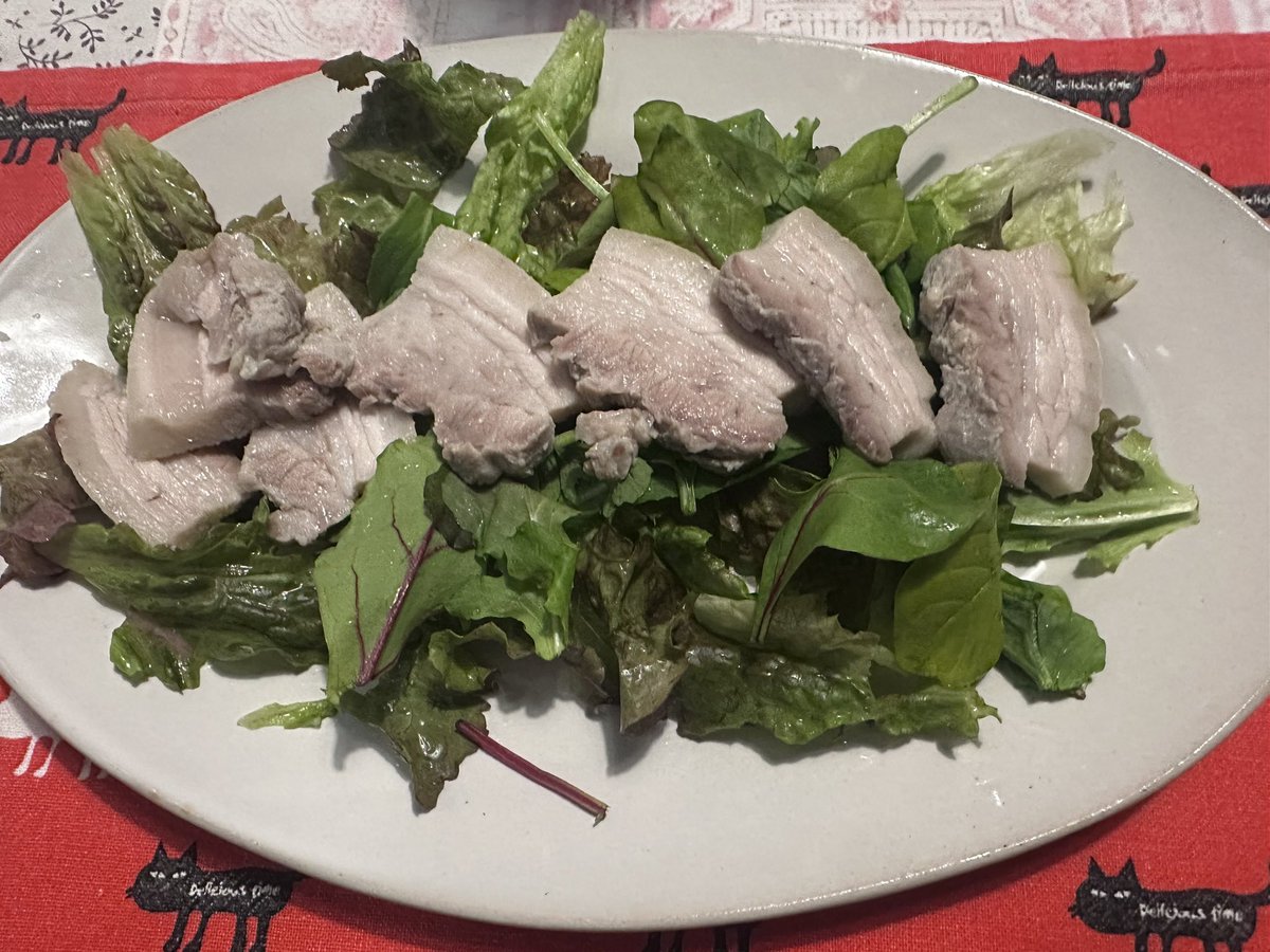 chikuwakaiser's tweet photo. 塊肉が4割引なら茹で肉を作らなきゃね
塩こうじ漬けにした豚バラを50分弱火で茹でたんだけど、柔らかくてプリプリでんまい
私はキムチをのせてサニーレタスで包むようにして食べてポッサム風にして食べるのが好き
ドレッシングでもりもり食べるサラダみたいにしても美味しい https://t.co/qkugCg992I